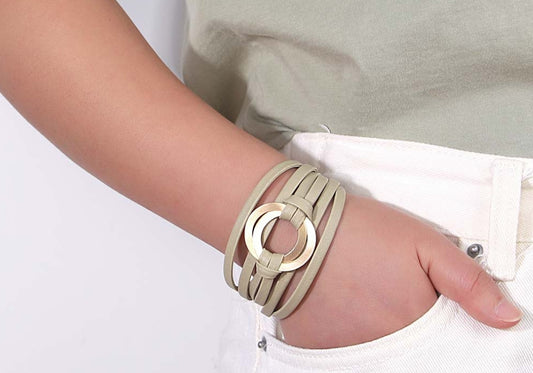 Pourquoi choisir un bracelet en cuir pour femme en 2024 ?