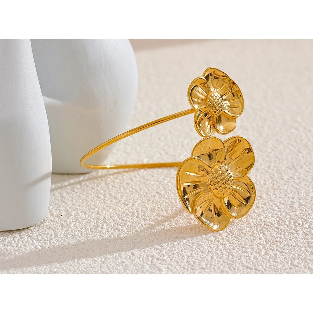 Bracelet floral en acier doré.