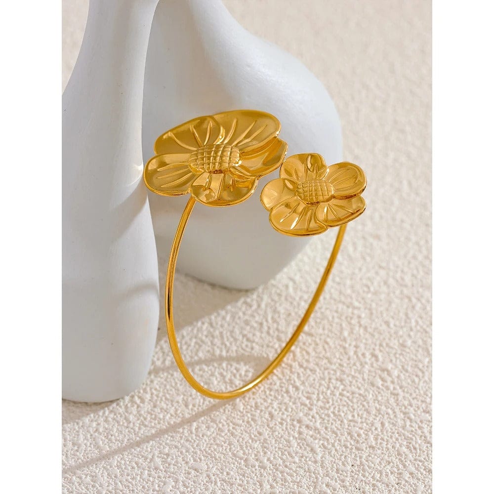 Bracelet floral en acier doré.