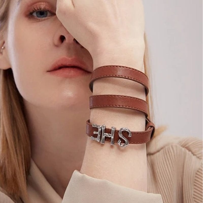 Bracelet "Ella" <br>Bracelet en cuir triple tours personnalisable.