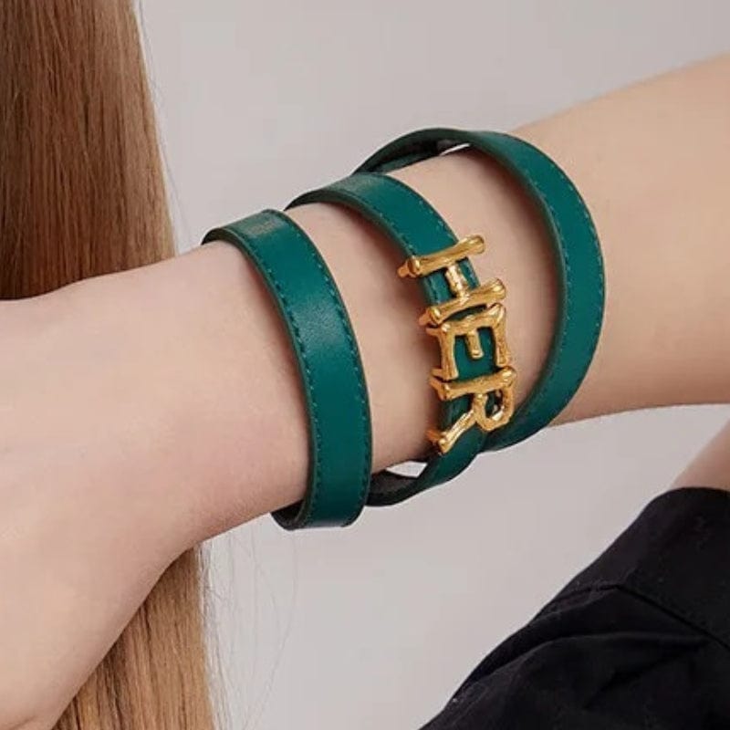 Bracelet "Ella" <br>Bracelet en cuir triple tours personnalisable.