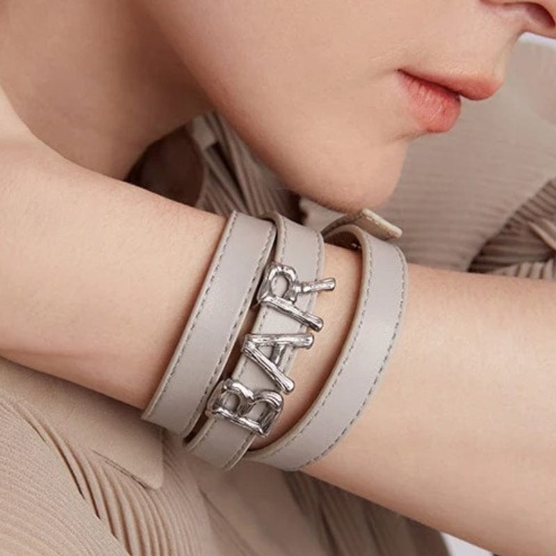 Bracelet "Ella" <br>Bracelet en cuir triple tours personnalisable.