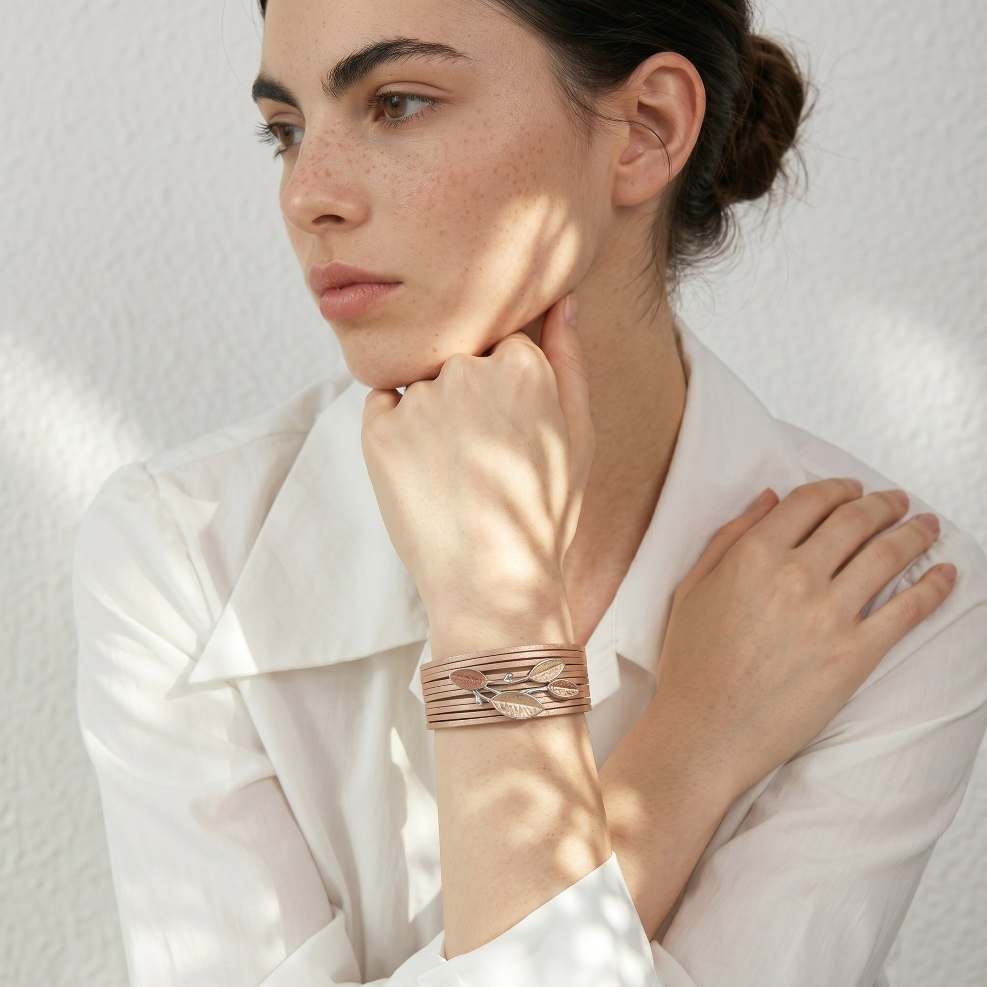Bracelet cuir femme breloque feuille