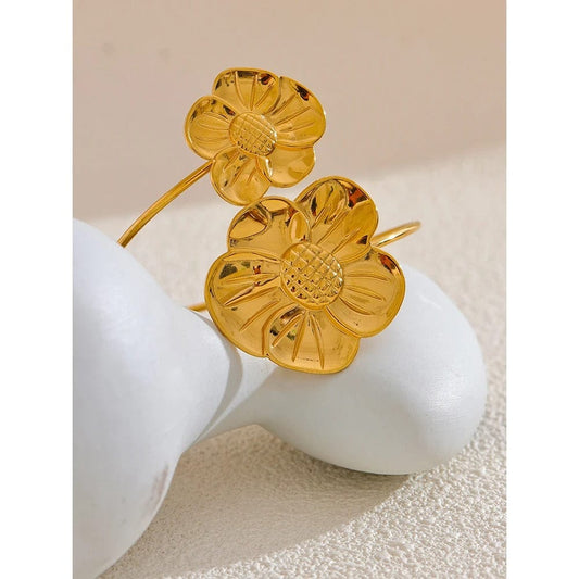Bracelet floral en acier doré.